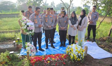 Peringati Hari Bhayangkara ke-79, Baharkam Polri Ziarah ke Makam Briptu Anumerta Ghalib