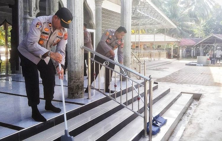 Sambut Idul Adha, Kapolsek Idi Tunong Bersama Anggota Bersihkan Mesjid Babul Jannah