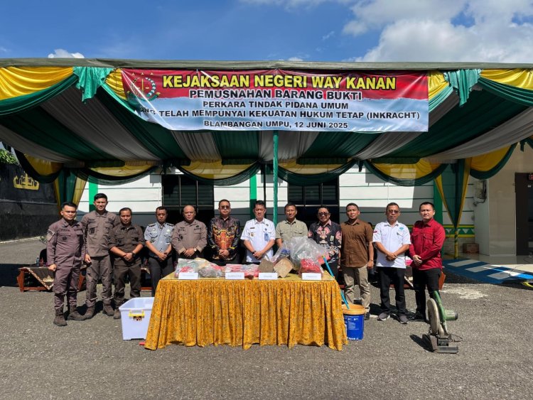 Kejari Way Kanan Musnahkan BB Tindak Pidana Umum Yang Telah Mempunyai Hukum Tetap (Incracht) Pada hari ini Kamis, 12 Juni 2025. Jam. 10.00 Wib yang Bertempat di Halaman Kantor Kejaksaan Negeri