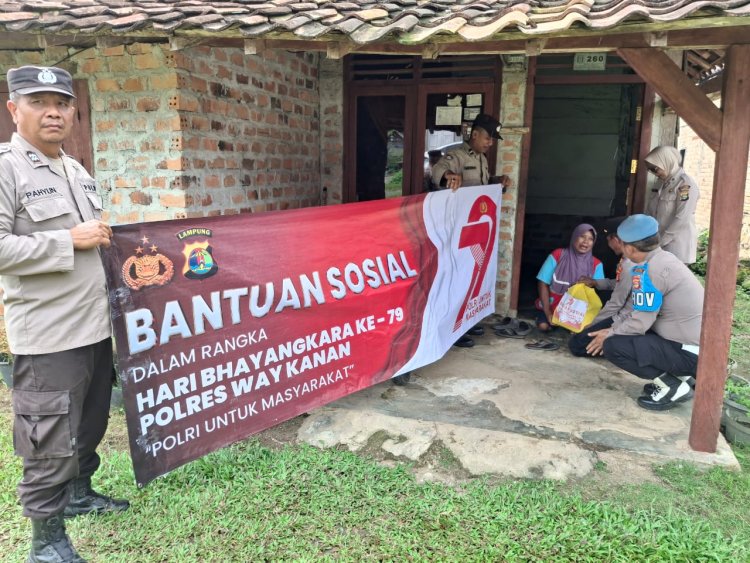 Jelang Hari Bhayangkara ke 79 , Kapolsek Baradatu dan Anggota Salurkan Puluhan Paket Sembako   