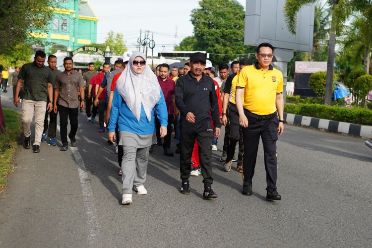 Bupati Pidie Kibarkan Bendera Start Jalan Santai HUT Bhayangkara ke-79 di Polres Pidie