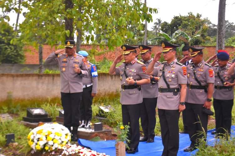 Hari Bhayangkara ke 79, Kapolres Dampingi Kapolda Lampung Anjang Sana ke Rumah Almarhum Briptu Ghalib