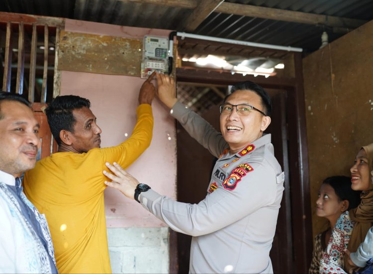 Kapolres Pidie Bersama Manajer UP3 PLN Sigli Lakukan Pemasangan Listrik Gratis untuk Warga Kurang Mampu
