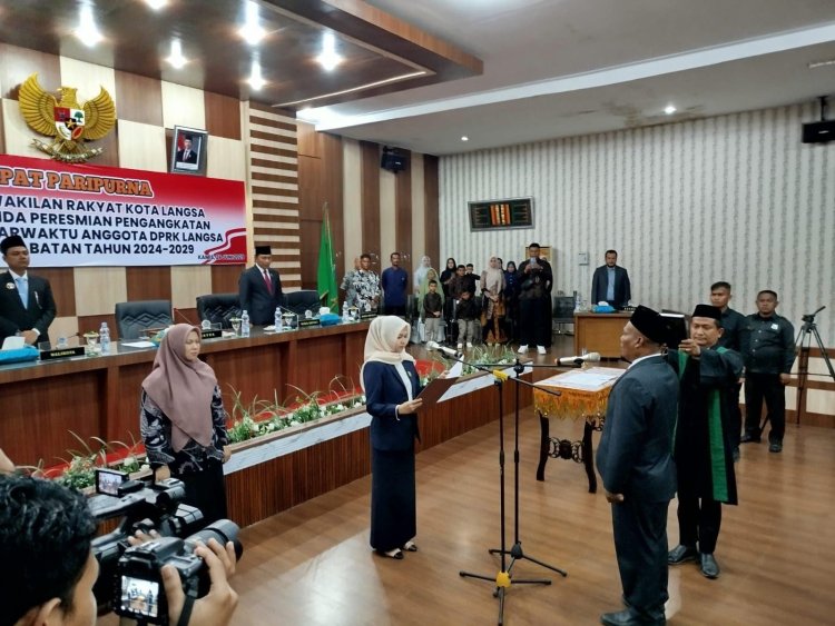 Ketua DPRK Langsa Melvita Sari Lantik PAW Ismail