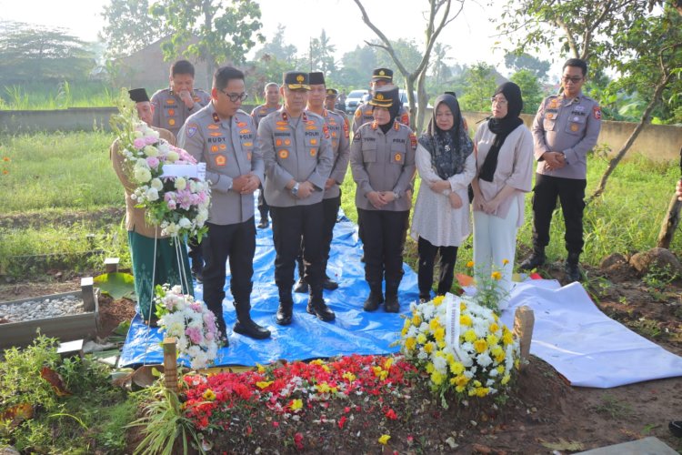 Peringati Hari Bhayangkara ke-79, Baharkam Polri Ziarah ke Makam Briptu Anumerta Ghalib