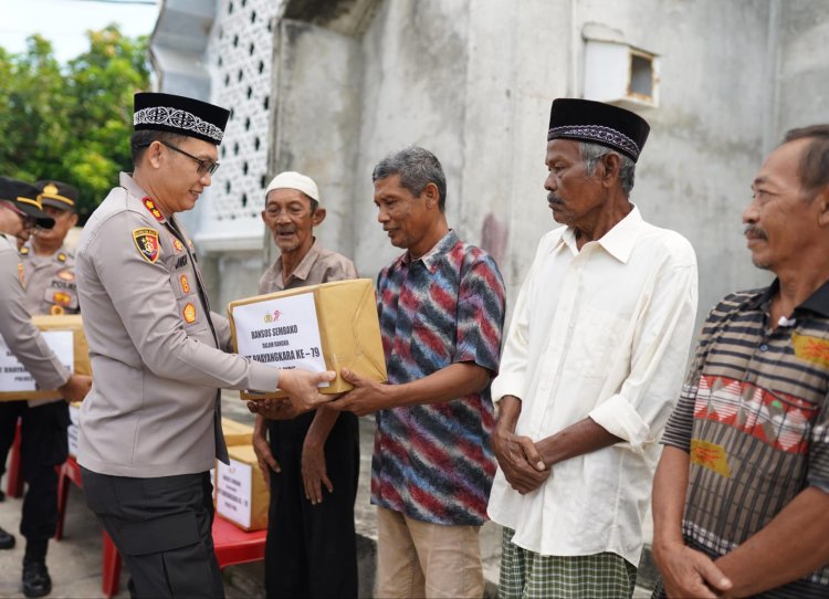Kapolres Pidie Salurkan Bantuan Sembako kepada Warga Kurang Mampu