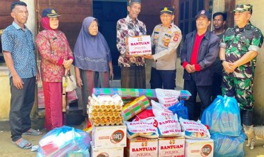 Sigap dan Penuh Tantangan Saat Kapolsek Simpang Jernih Serahkan Bantuan Kepada Warga Korban Angin Beliung