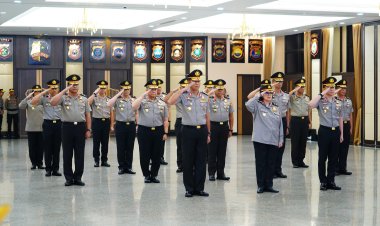 Brimob Polda Metro Jaya Laksanakan Patroli SAR di Wilayah Tangsel, Bantu Warga Terdampak Genangan Air.