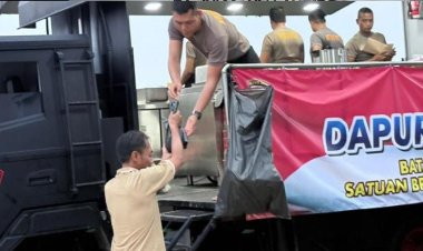 Tim Randurlap Batalyon D Pelopor Sat Brimob Polda Metro Jaya Salurkan Bantuan Untuk Korban Banjir Arthera Hill