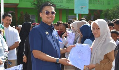 Wujudkan Visi Misi Langsa Juara, Walikota Langsa Bagikan Seragam Gratis