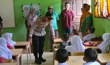 Tahun Ajaran Baru, Kapolsek Pantee Bidari Beri Bantuan Alat Tulis Kepada Sejumlah Murid SD