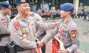 Dansat Brimob Polda Metro Jaya Berikan Penghargaan Kepada Anggota Berprestasi