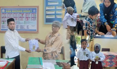 DPRK Aceh Timur Tgk Suryadi Salurkan Bantuan Seragam, Sekolah Usulkan Gedung Guru