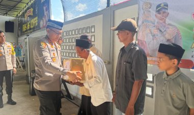 Kapolres Pidie Serahkan Sembako dan Santunan kepada Anak Yatim di Kecamatan Peukan Baro