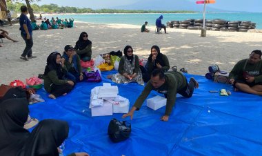 Metro MNN - Keluarga besar UPTD SDN 11 Metro Pusat melaksanakan Family Gethering di Pantai M Bich Lampung Selatan, Minggu (20/7/2025).