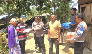 Kapolsek Ranto Peureulak Serahkan Bantuan Kepada Warga Korban Kebakaran