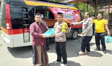 Polres Bener Meriah Tebar Kebaikan Di Jum'at Berkah, Bagikan 100 Nasi Kotak Kepada Jamaah Masjid Al-Mukminun 