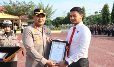 Kapolres Aceh Timur Berikan Penghargaan Kepada Personel Atas Dedikasi Dan Prestasi