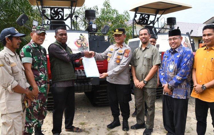 Perkuat Asta Cita Presiden, Wakapolres Aceh Timur menyerahkan Alsintan bantuan Kementrian Pertanian RI kepada Brigade Pangan