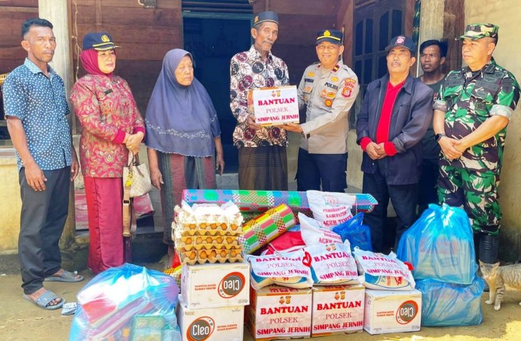 Sigap dan Penuh Tantangan Saat Kapolsek Simpang Jernih Serahkan Bantuan Kepada Warga Korban Angin Beliung
