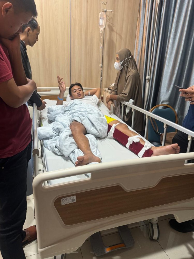 Tragis! Atlet Futsal OKU Patah Kaki Ditendang Keras Pemain Palembang Deskripsi: Dani Runaba mengalami cedera parah saat bertanding melawan tim Palembang. Masyarakat OKU mengecam keras tindakan tidak sportif ini