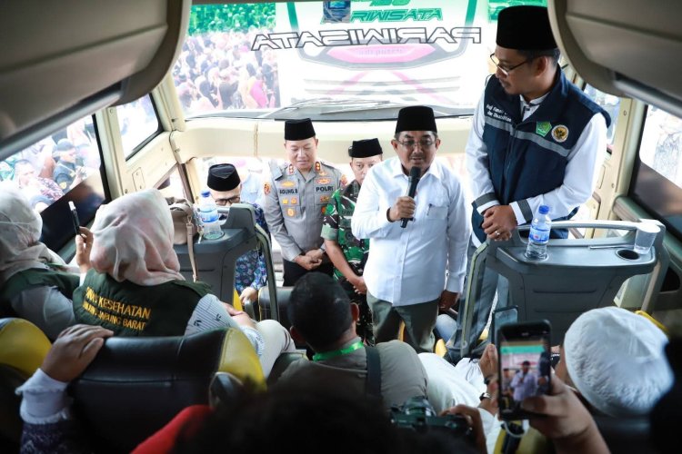 Bupati Anwar Sadat Sambut Haru Kepulangan Jamaah Haji Kloter 19 Tanjab Barat