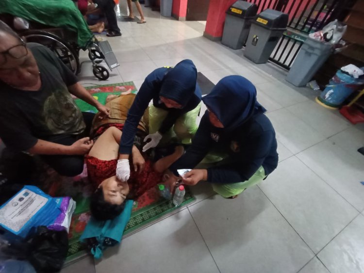Polisi Hadir untuk Menyembuhkan: Sentuhan Kemanusiaan di Tengah Banjir Jakarta Timur