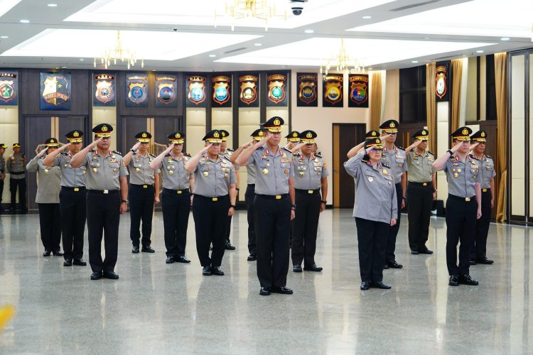 Brimob Polda Metro Jaya Laksanakan Patroli SAR di Wilayah Tangsel, Bantu Warga Terdampak Genangan Air.