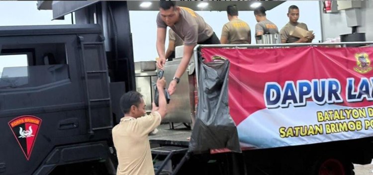 Tim Randurlap Batalyon D Pelopor Sat Brimob Polda Metro Jaya Salurkan Bantuan Untuk Korban Banjir Arthera Hill