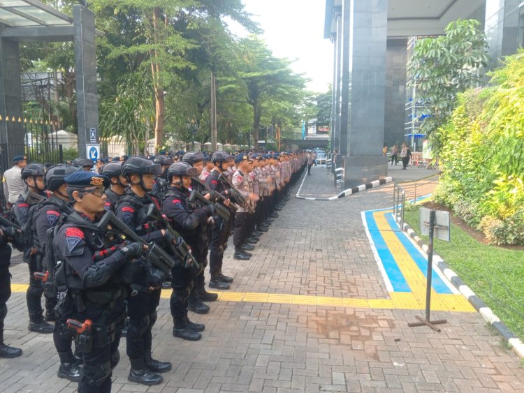Brimob Polda Metro Jaya Amankan Sidang Harun Masiku di Pengadilan Negeri Jakarta Pusat Berjalan Kondusif.