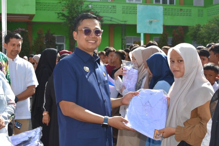Wujudkan Visi Misi Langsa Juara, Walikota Langsa Bagikan Seragam Gratis