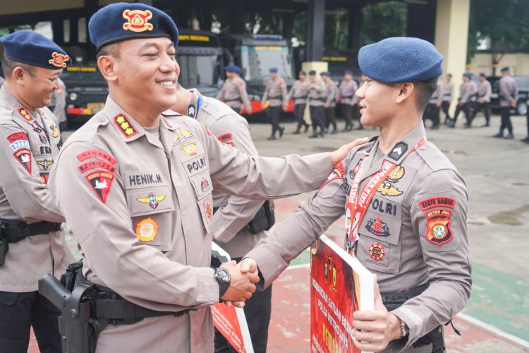 Dansat Brimob Polda Metro Jaya Berikan Penghargaan Kepada Anggota Berprestasi