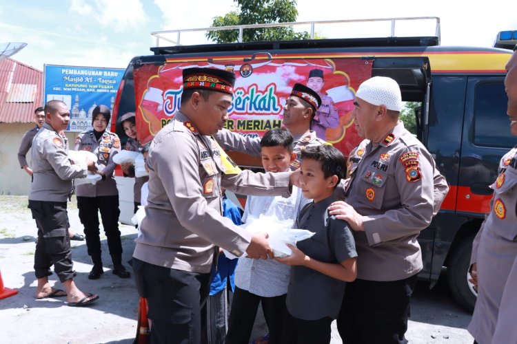 Peduli Sesama, Polres Bener Meriah Bagikan Nasi Kotak dalam Kegiatan Jumat Berkah