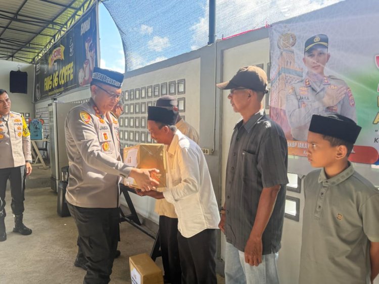 Kapolres Pidie Serahkan Sembako dan Santunan kepada Anak Yatim di Kecamatan Peukan Baro