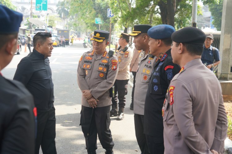 Brimob Polda Metro Jaya Amankan Sidang Putusan Terdakwa Hasto Kristiyanto di PN Jakarta Pusat.