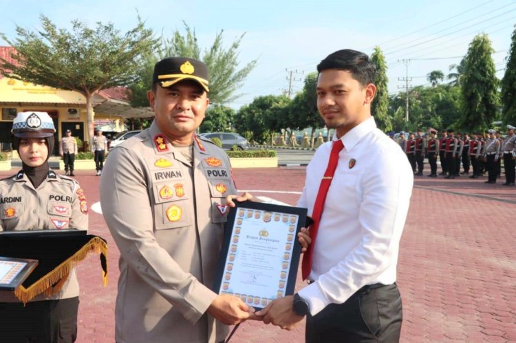 Kapolres Aceh Timur Berikan Penghargaan Kepada Personel Atas Dedikasi Dan Prestasi