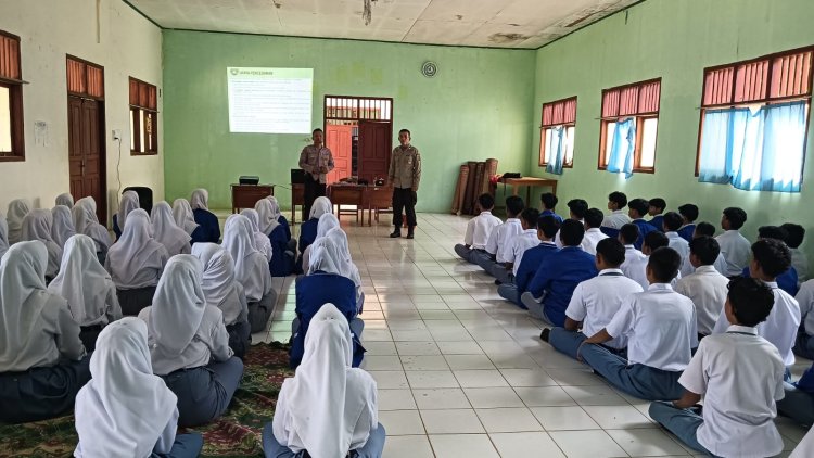 Hindari Bahaya Narkoba dan Judi Online, Satbinmas Polres Way Kanan Gelar Binluh di SMA Negeri 2