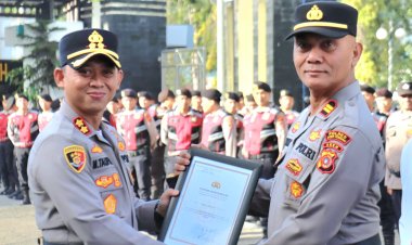 Pimpin Upacara Kenaikan Pangkat Pengabdian, Kapolres Aceh Tengah Berikan Apresiasi dan Penghargaan kepada 16 Personel Berprestasi