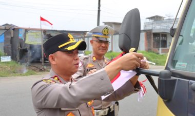 Bangkitkan Semangat Nasionalisme Jelang HUT RI ke-80, Kapolres Aceh Tengah Bagikan Bendera Merah Putih kepada Masyarakat