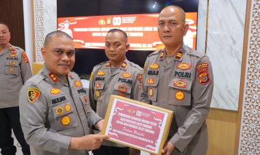 Kapolres Aceh Tamiang Bagikan Bendera Merah Putih sambut Hari Kemerdekaan RI Ke 80