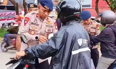 Semarak Merah Putih : Batalyon D Sat Brimob PMJ Bagikan Bendera di Cikarang, Tanamkan Nilai Nasionalisme