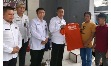 Kepala Rutan Baturaja Berikan Pengarahan Serta Bagikan Baju Kepada Warga Binaan