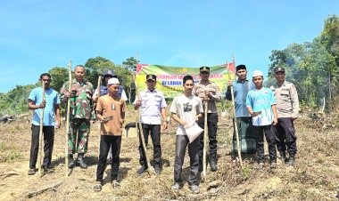 Kapolsek Indra Makmu Bersama Forkopimcam Tanam Jagung di Lahan Pesantren Al-Hijrah