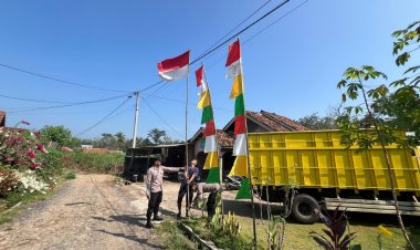 Jelang Hari Kemerdekaan Republik Indonesia Ke 80, Polsek Blambangan Umpu Bagikan Bendera Merah Putih