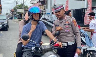 Satlantas Polres Lhokseumawe Bagikan 200 Bendera Merah Putih, Ajak Pengendara Tertib Berlalu Lintas Sambut HUT RI ke-80
