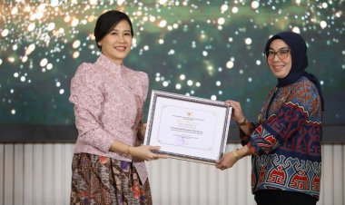 Bupati Ayu Asalasiyah Didampingi Kadis DP3APPKB Way Kanan Andi Oktaviandi Terima Penganugerahan Kabupaten Layak Anak