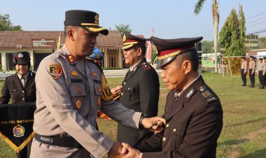 Kapolres Way Kanan Pimpin Penyerahan Jabatan dan Pelepasan Purna Tugas 2 Anggota Polri