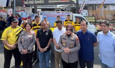 Polda Lampung bersama Perum Bulog Kanwil Lampung menjual beras sebanyak 2,2 ton kepada masyarakat Bandar Lampung di Tugu Adipura, Minggu (10/8/2025). 
