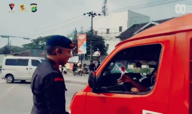 Batalyon D Pelopor Sat Brimob Polda Metro Jaya Bagikan 1000 Bendera Merah Putih di Bekasi
