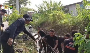 Batalyon D Pelopor Sat Brimob Polda Metro Bantu Warga Cikarang Utama Bersihkan Saluran Air